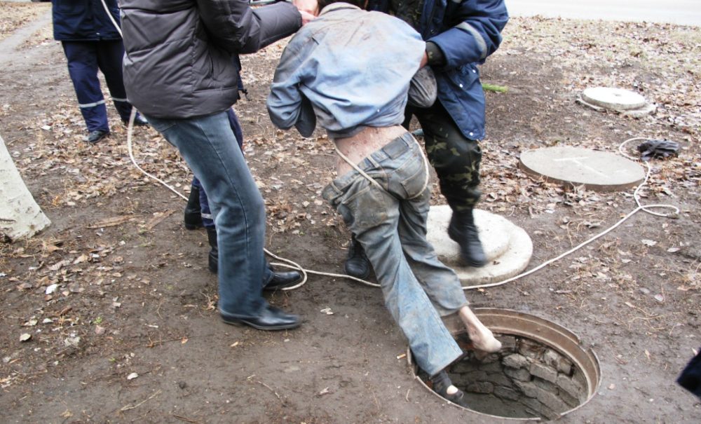 Три человека погибли в канализационной яме под Волгоградом 