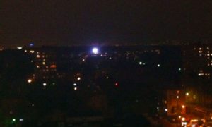 Круглый светящийся НЛО пролетел над жилыми домами в Москве и попал на видео