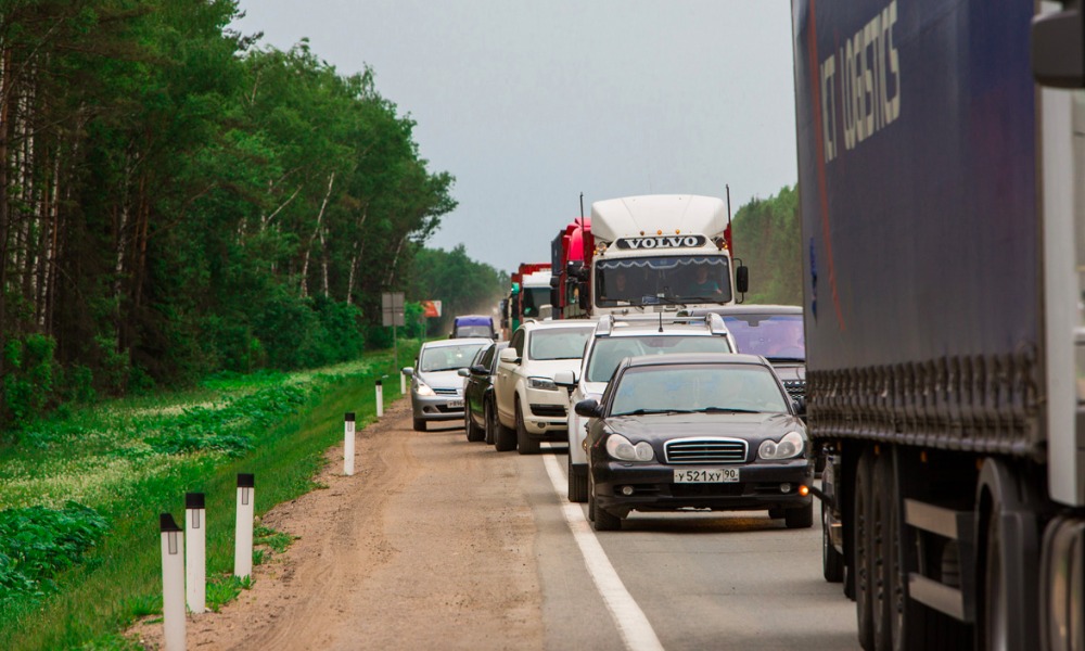 Любителей езды на автомобилях по обочине начали штрафовать в Московской области 