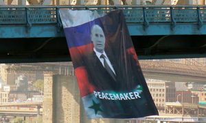 Огромный баннер с Путиным появился на Манхэттенском мосту в день рождения президента