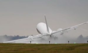 Шокирующее видео борьбы самолета с ветром взбудоражило пользователей Сети