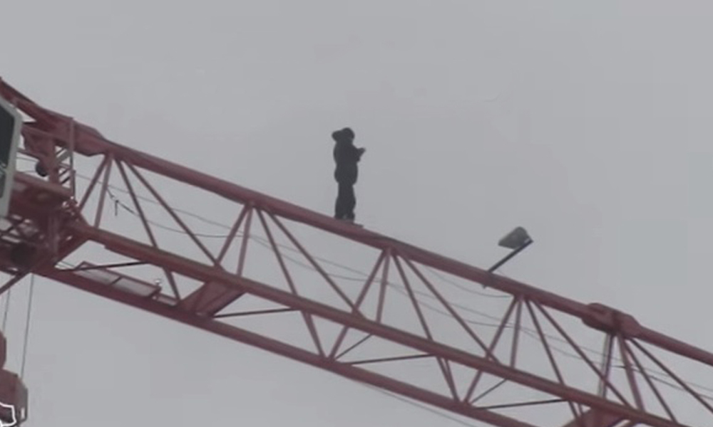 Опасная селфи-прогулка молодого тюменца по башенному крану попала на видео 