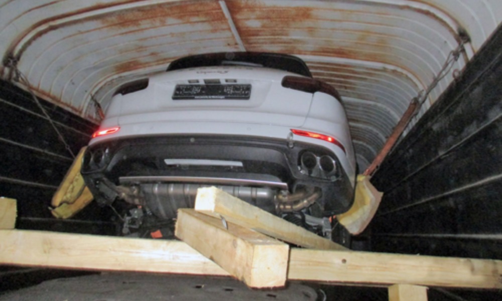 Контрабандные Porsche Cayenne под видом моющих средств обнаружили таможенники в Псковской области 