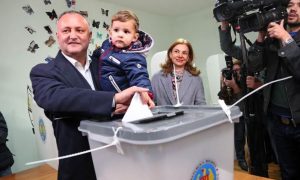 Фаворит президентской гонки в Молдавии проголосовал за лучшее будущее соотечественников