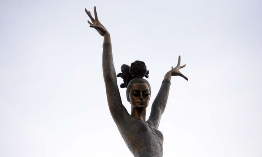 Памятник Майе Плисецкой в образе парящей на фоне неба Кармен установили в Москве 