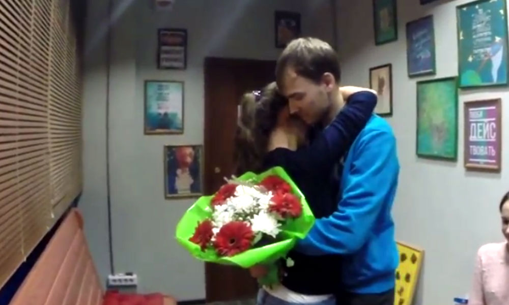 Будоражащее предложение любимой от юноши в маске с топором в комнате страха Новосибирска сняли на видео 