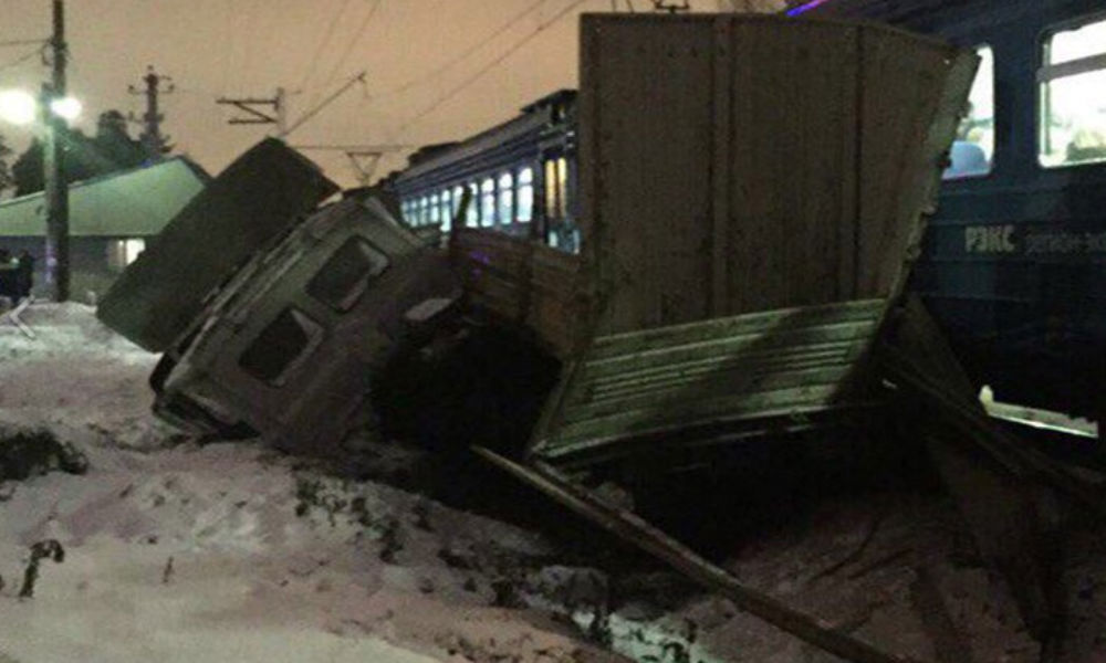 Жуткое ДТП с раздавившей грузовик электричкой под Москвой попало на видео 