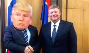 Пришедший на заседание в маске Трампа депутат-шутник из Красноярска стал звездой соцсетей