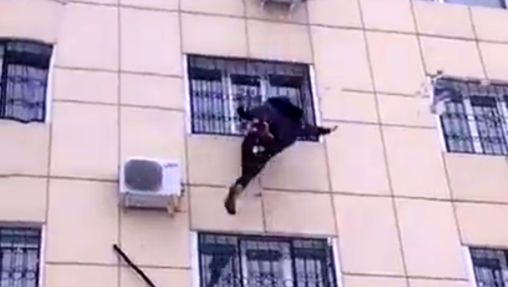 Падение кричащей на мужчину девушки из окна сняли на видео в Тюмени 
