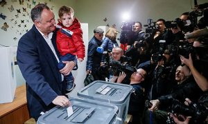 Проголосовал за будущее: Додон заявил об уверенности в своей победе на выборах президента Молдавии