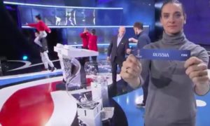 Ведущие и звезды жеребьевки футбольного Кубка конфедераций-2017 массово застыли в Казани
