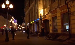 В МИД России осудили акцию нацболов с поджогом украинского флага в Москве