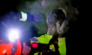 Спасение собаки из-под завалов после землетрясения в Италии сняли на видео