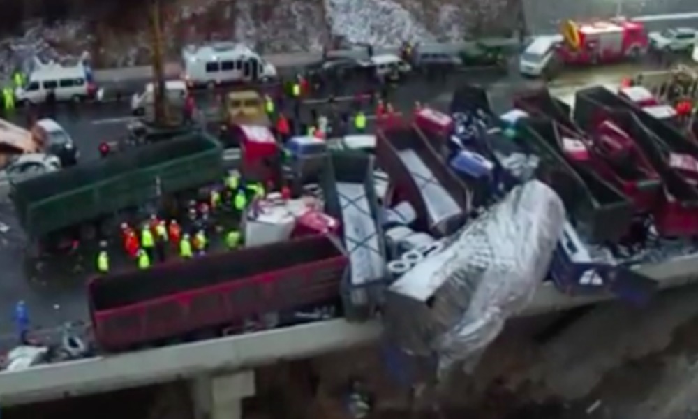 Опубликовано видео с места страшного ДТП с участием 56 автомобилей в Китае 