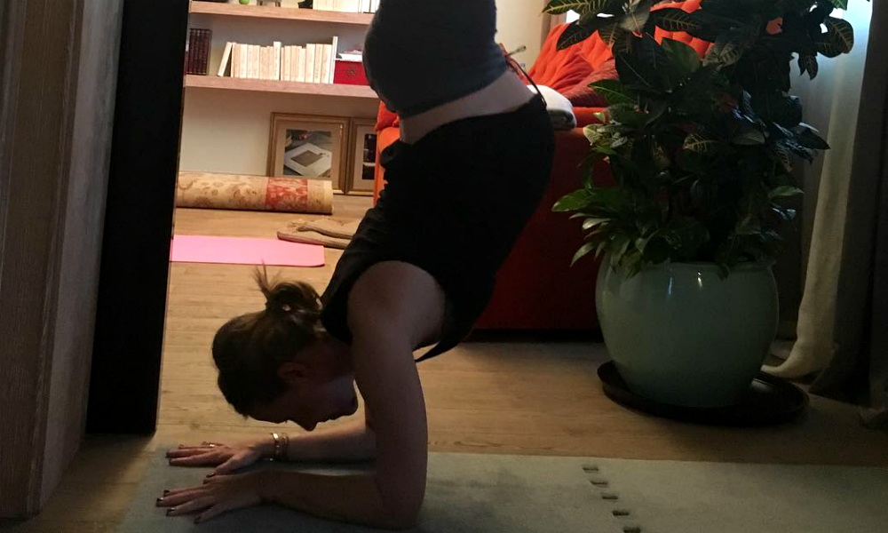 Глубоко беременная Ксения Собчак из-за любви к йоге совершила опасную выходку 