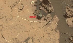 Ровер NASA Curiosity нашел на одной из гор Марса металлический метеорит странной формы