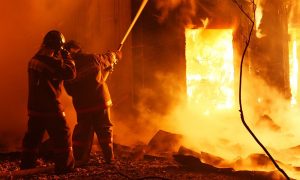 Сотрудники МЧС спасли от гибели более 40 человек во время пожара в жилом доме в Бурятии