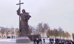 Путин открыл памятник особо почитаемому святому князю Владимиру в самом сердце России