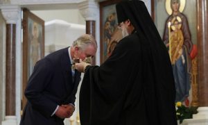 Британский принц Чарльз поцеловал православный крест в лондонском храме