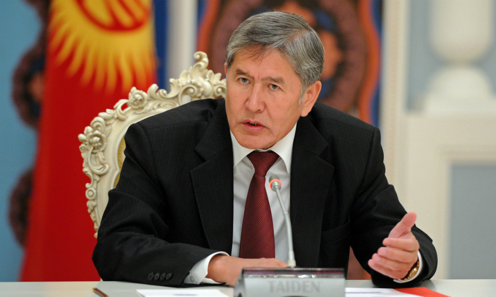 Президент Киргизии ушел в бессрочный отпуск 