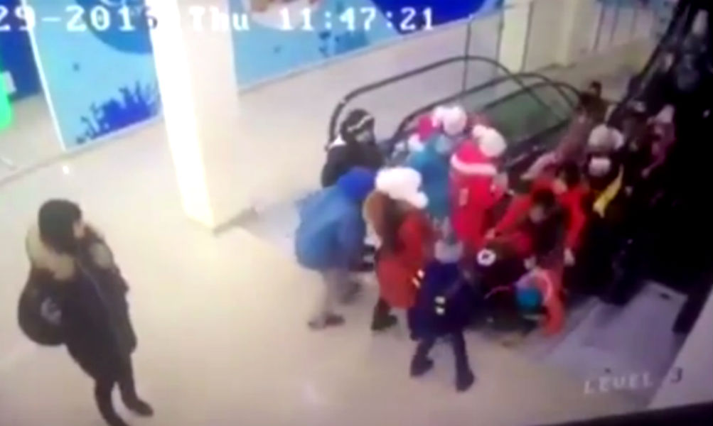 Падение школьников с эскалатора в торговом центре Ставрополя попало на видео 