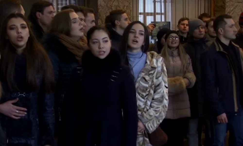 Жители Донецка устроили пронзительный флешмоб, исполнив песню из фильма «Офицеры» в здании полуразбитого ж/д вокзала 