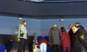 Женщина упала с VIP-трибуны на болельщицу во время матча КХЛ в Ярославле