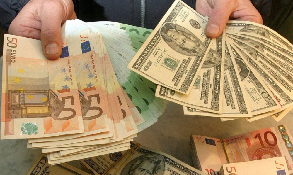 Референдум в Италии спровоцировал падение евро по отношению к доллару до 20-месячного минимума 