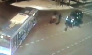 Видеокамеры зафиксировали, как водитель Mercedes сбил двух школьниц в Москве