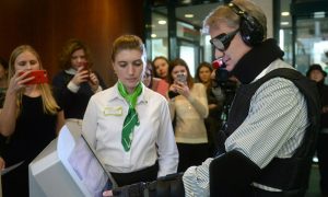 В Интернете появилось видео проверки Сбербанка Германом Грефом в костюме слепоглухого инвалида