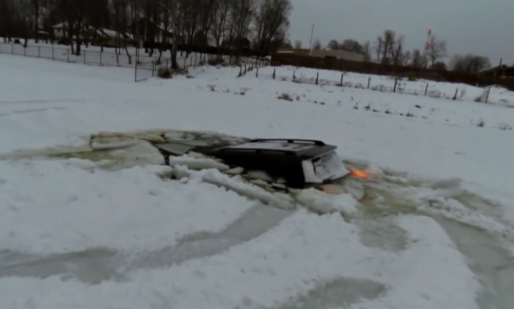 Крузак ушел под лед. Крузак ушел под лед. Машины из подо льда. Крузак ушел под лед. Утопили во льду крузак.