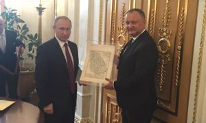 Путин подарил Додону карту Молдавии с входящими в ее состав Украиной и Румынией