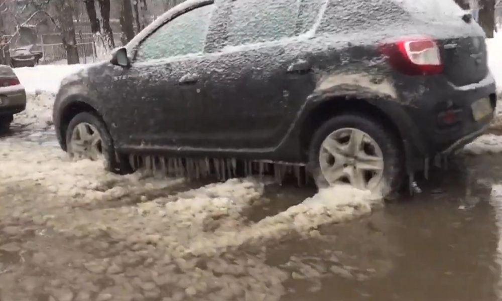 Машины вмерзли в лед из-за прорыва трубы в Воронеже 