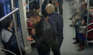 Опубликовано видео инсценировки кражи смартфона в московском метро ради получения страховки