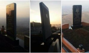 Разработчику казахской клавиатуры для iPhone и iPad поставили памятник на могилу в виде смартфона