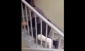 Шокирующее видео: прооперированная женщина ползет по лестнице уфимской поликлиники