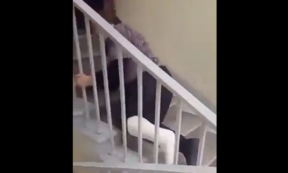 Шокирующее видео: прооперированная женщина ползет по лестнице уфимской поликлиники 