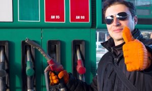 Продажу автолюбителям бензина марки АИ-95 по талонам открыли в Магаданской области