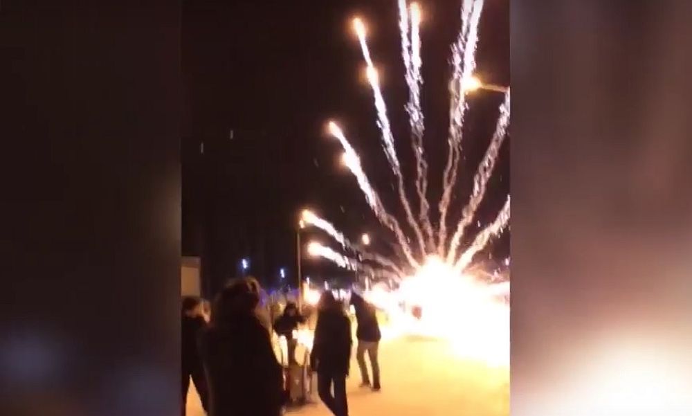 Взрыв петарды в руках молодого человека в жилом дворе Екатеринбурга попал на видео 