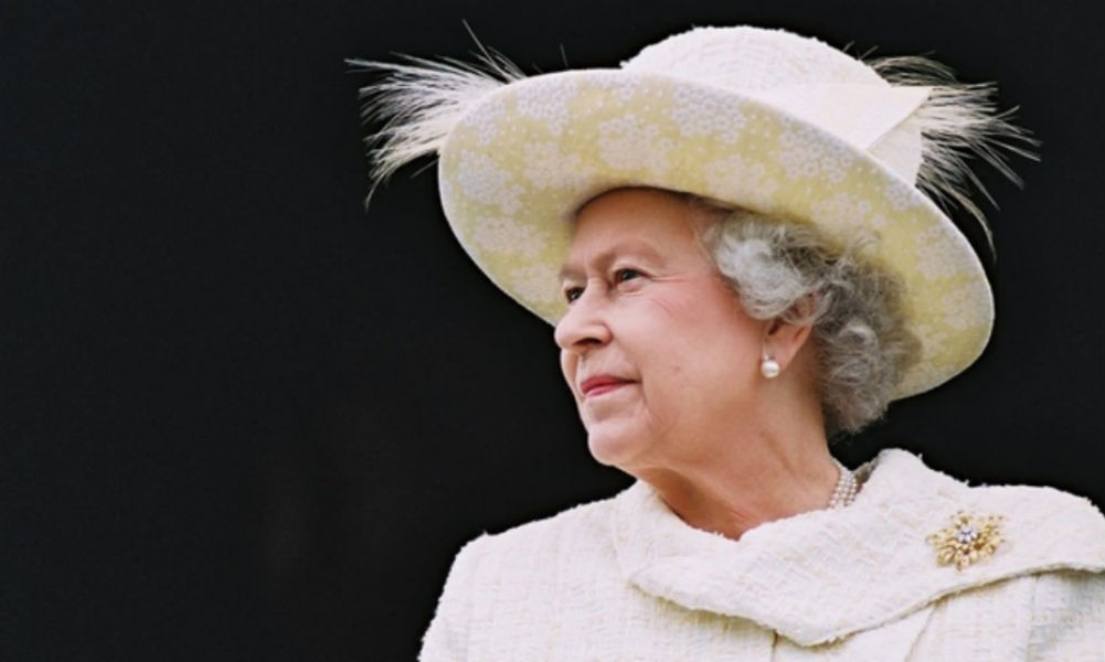 Охранник едва не застрелил королеву Елизавету II во время ночной прогулки по Букингемскому дворцу 