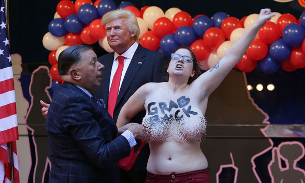 Голая девушка с 5-м размером груди набросилась на фигуру Трампа 