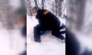 Очевидцы снимали на видео, как школьный охранник заставлял шестиклассника есть снег