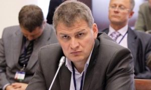 Парламентарий-коммунист предложил отменить огромные доплаты к пенсиям сенаторов и депутатов