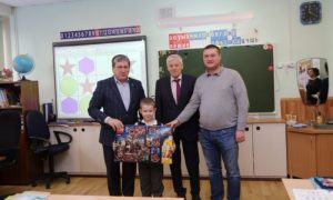 Новосибирский первоклассник получил подарок от Медведева, который 