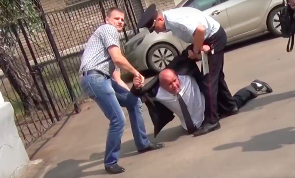 Видео жесткого задержания в подмосковном отделении полиции опубликовано в Сети 
