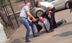 Видео жесткого задержания в подмосковном отделении полиции опубликовано в Сети