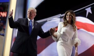 Трамп на церемонии инаугурации решил станцевать с женой Меланьей под нестареющий хит Синатры