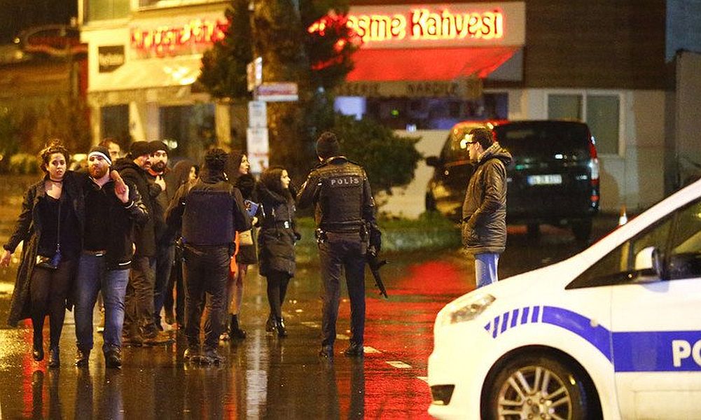 Опубликовано видео нападения одетого в Санта-Клауса мужчины на ночной клуб в Стамбуле 