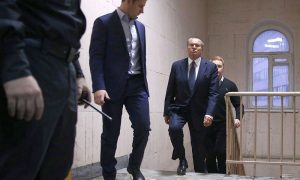 Следствие попросило продлить экс-министру Улюкаеву домашний арест еще на три месяца