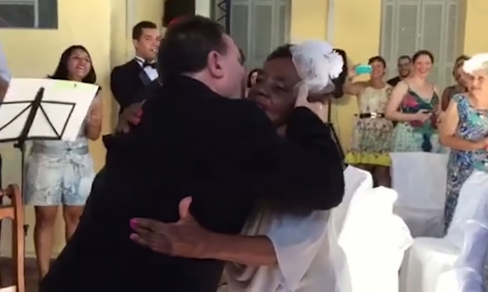 Самая старая невеста планеты сыграла свадьбу с молодым возлюбленным в Бразилии 